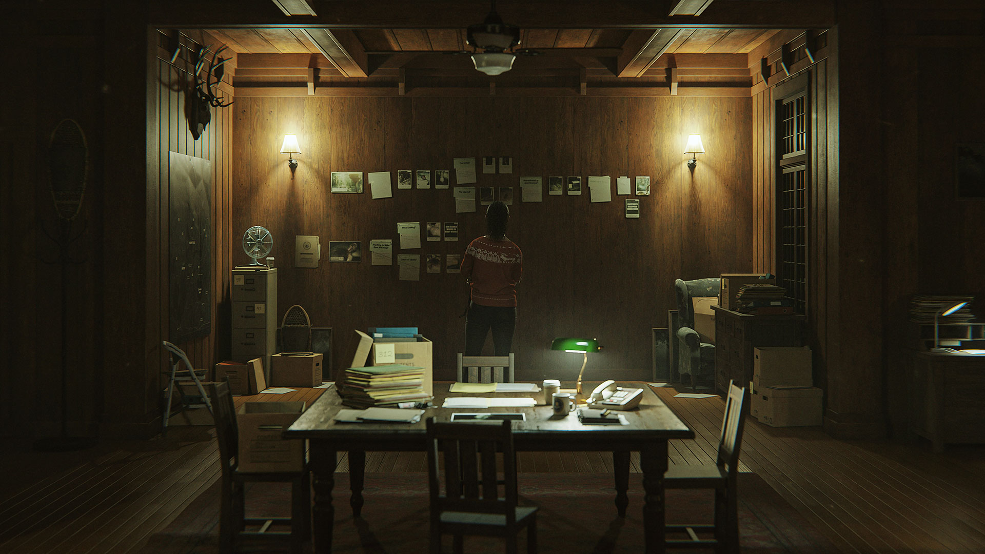 Saga Anderson dans Alan Wake 2 observant un tableau d’enquête dans son “antre mental”